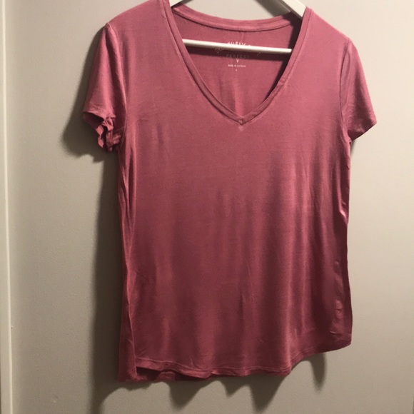 American Eagle seriously soft v-neck short sleeve top. Mauve. - Picture 1 of 3